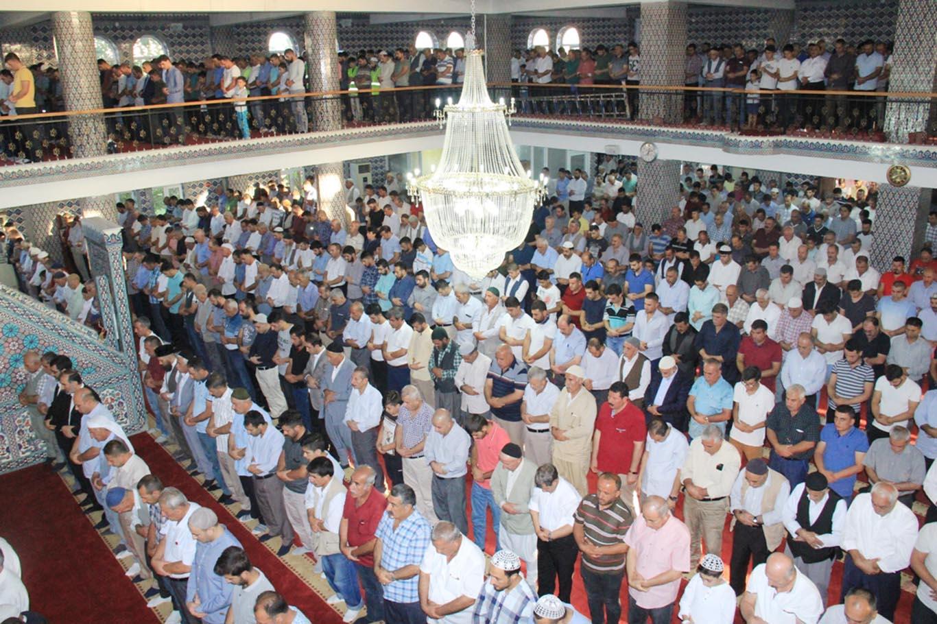 Bayram namazı eda edildi Bayram namazı eda edildi